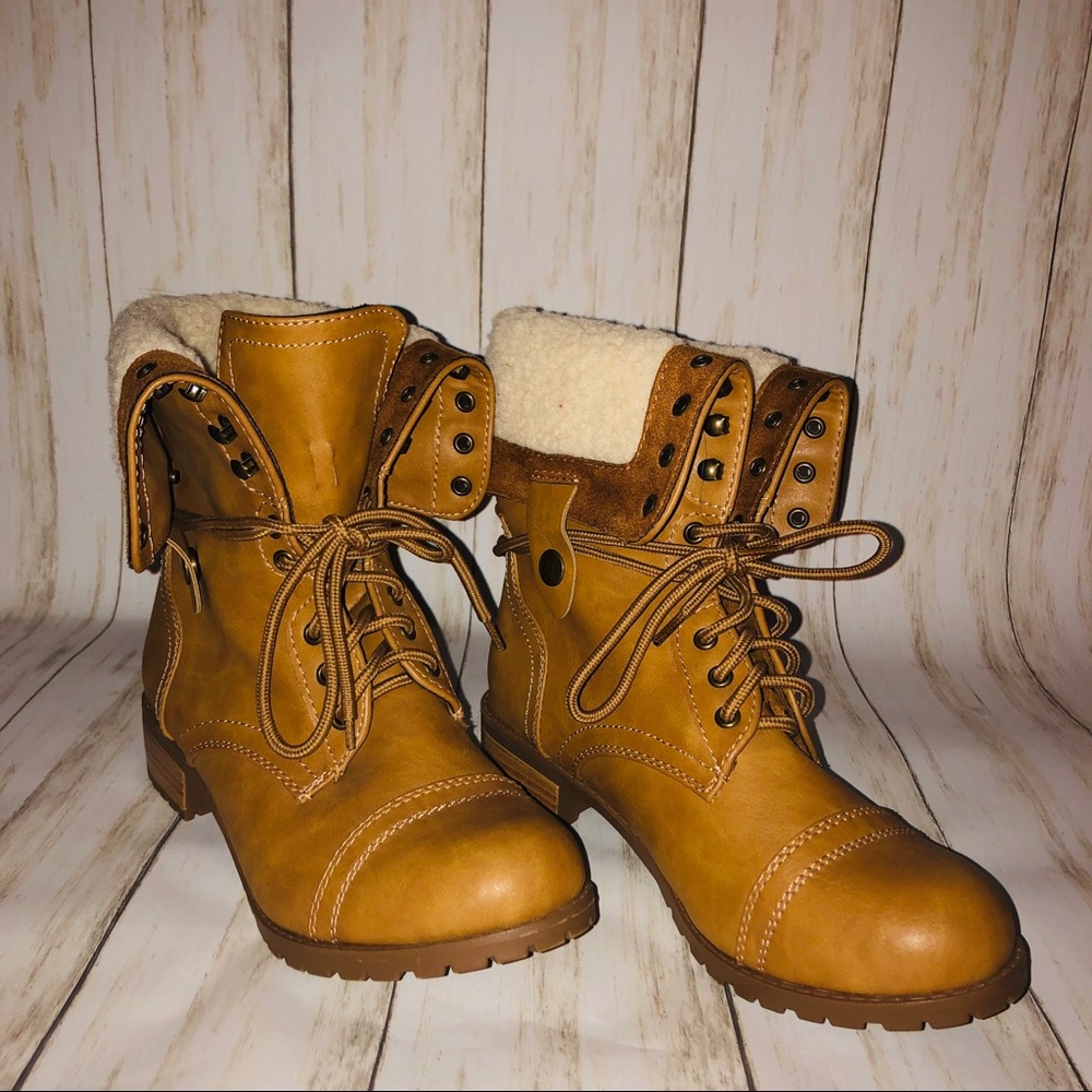 Soda boots size 7, faux fur